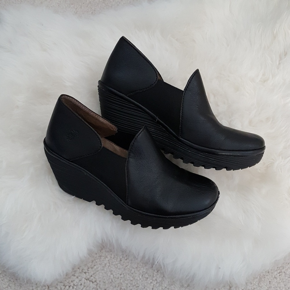 FLY LONDON Wedge Size 7